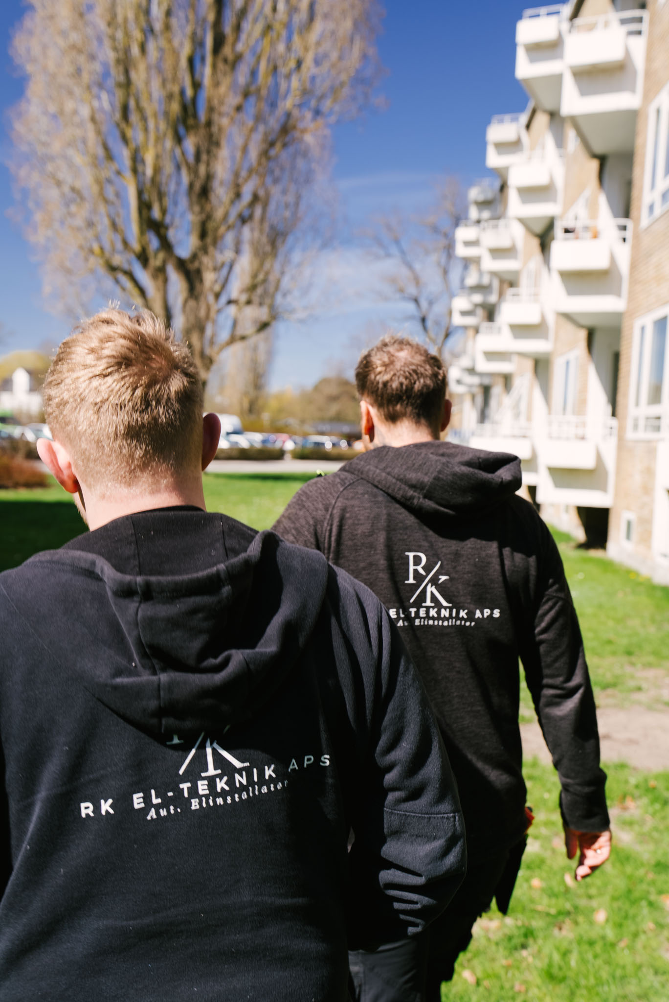 René og Oskar fra RK El-Teknik på vej til opgave i boligforening
